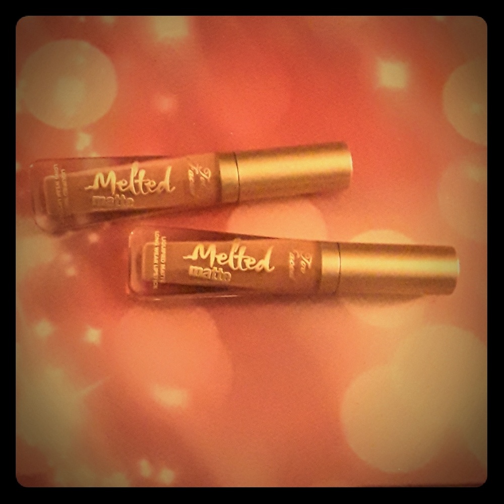 Too faced melted matte in Queen B.